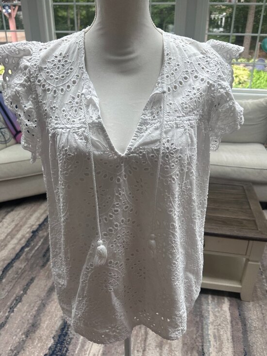 Vineyard Vines Tops - Vineyard Vines white flutter sleeve eyelet top size XL.
